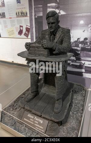 Sculpture en ardoise d'Alan Turing (par Stephen Kettle) à Bletchley Park, Bletchley, Buckinghamshire, Royaume-Uni. Banque D'Images