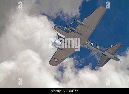 Le film Memphis Belle, un bombardier B-17 utilisé dans le tournage du film « Memphis Belle », survole des nuages spectaculaires et un ciel bleu profond. Banque D'Images