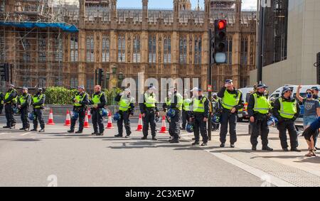 Londres Royaume-Uni le 13 juin 2020 a rencontré la police qui se préparait pour les manifestations BLM. Westminster. Crédit : Ian Humphreys Banque D'Images