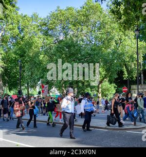 Londres, Royaume-Uni. 20 juin 2020. Les manifestants LGBTQ BLM défilent autour de Londres. Banque D'Images