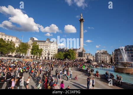 Londres, Royaume-Uni. 20 juin 2020. Les manifestants LGBTQ BLM descendent sur Trafalgar Square. Crédit photo : Ian Humphreys Banque D'Images