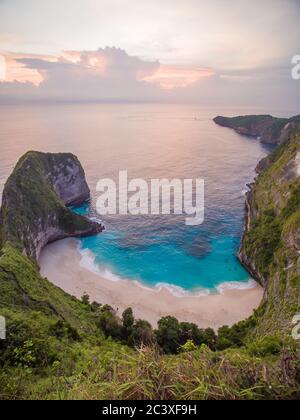 Belle vue sur la plage de Kelingking sur l'île de Nusa Penida, Bali, Indonésie. Vue drone. Banque D'Images