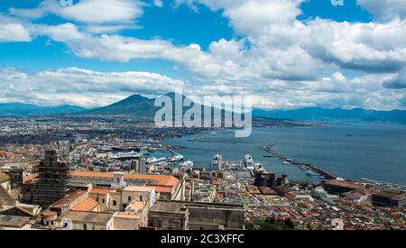 Vue depuis le Castel Sant'Elmo sur la ville de Naples, le Vésuve et la baie de Naples, en Italie Banque D'Images