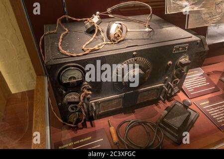 Un kit radio et un casque de la deuxième Guerre mondiale (fabriqués par National Company Inc; Type HRO-MX) ) exposés dans Bletchley Park, Bletchley. Buckinghamshire, Royaume-Uni. Banque D'Images