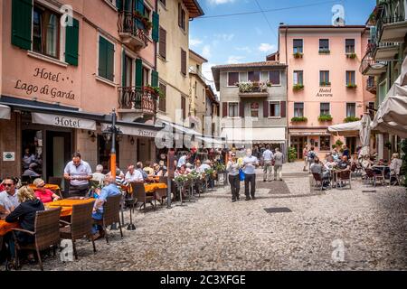 Malcesine touristes, Lac de Garde Banque D'Images