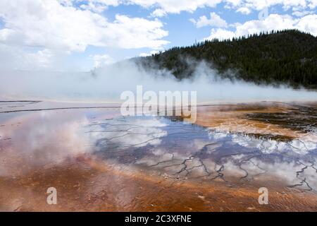 La piscine Grand prismatique du parc national de Yellowstone. Banque D'Images