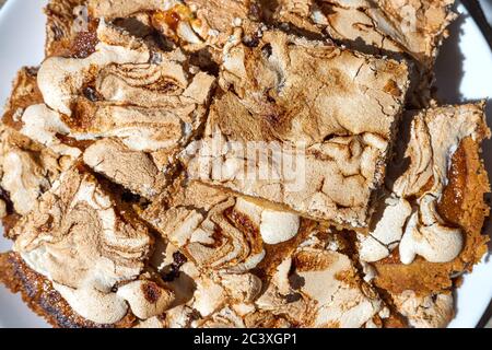 Morceaux de gâteau à la crumble maison avec confiture de fraise enrober de meringue servi sur une assiette blanche. Gâteau Streuselkuchen, idée pour la cuisson Banque D'Images