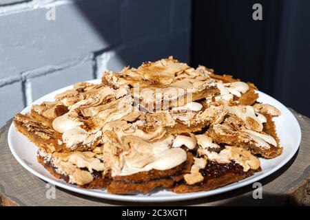 Morceaux de gâteau à la crumble maison avec confiture de fraises enrober de meringue sur une assiette blanche servie sur une table en bois. Streuselkuchen gâteau, idée pour Banque D'Images