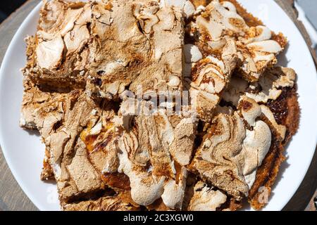 Morceaux de gâteau à la crumble maison avec confiture de fraises enrober de meringue servi sur une table en bois. Vue de dessus de Streuselkuchen Banque D'Images