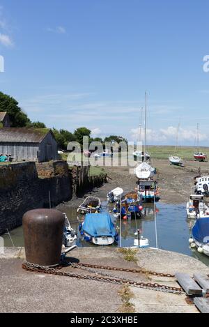 Borne d'amarrage en métal sur le quai de quai de quai en béton, porlock weir Banque D'Images