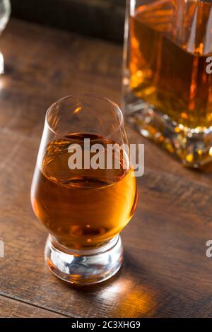 Le whisky orange boosy dans un Snifter prêt à boire Banque D'Images