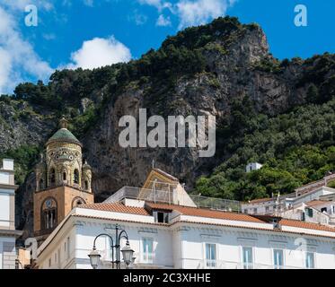 Vue sur Amalfi avec le dôme de la cathédrale Saint-André, Amalfi, côte amalfitaine, Italie Banque D'Images