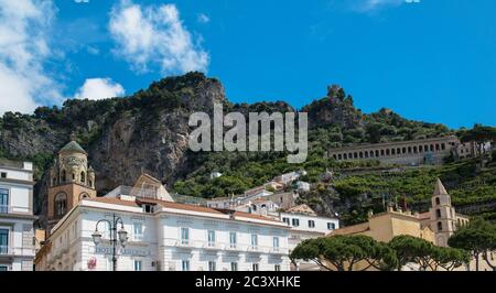 Vue sur Amalfi avec le dôme de la cathédrale Saint-André, Amalfi, côte amalfitaine, Italie Banque D'Images