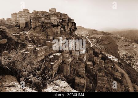 Al Hajarah est l'un des plus beaux exemples d'un village fortifié au sommet d'une montagne. Autrefois composé d'un village musulman clôturé avec un village juif. SEPI Banque D'Images