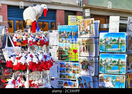 Strasbourg, France - février 2020 : porte-vêtements avec souvenirs de la région Alsace tels que cartes postales ou cigognes Banque D'Images