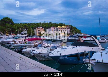 Port de Makarska le soir. Split-Dalmatie, Croatie, Europe. Photo D.V. Banque D'Images