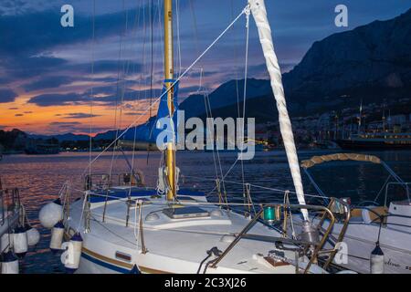 Port de Makarska le soir. Split-Dalmatie, Croatie, Europe. Photo D.V. Banque D'Images