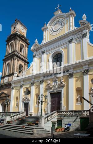 Basilique de Santa Trofimena au coeur de Minori, côte amalfitaine, Italie Banque D'Images