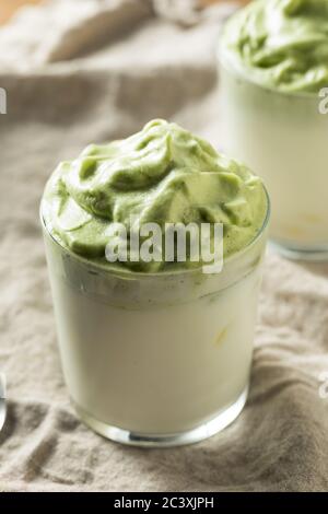 Café de matcha Dalgona fouetté rafraîchissant avec glace et lait Banque D'Images