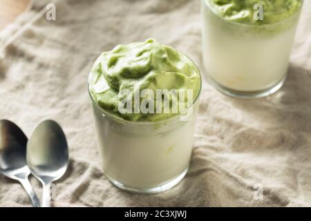 Café de matcha Dalgona fouetté rafraîchissant avec glace et lait Banque D'Images