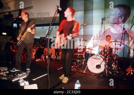 Coldplay jouant au disque HMV magasin 10 juillet 2000, Oxford Street, Londres, Angleterre, Royaume-Uni. Banque D'Images