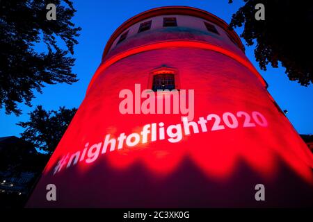 Weimar, Allemagne. 22 juin 2020. Le club étudiant 'Kasseturm' est baigné de lumière rouge. La Thuringe participe à la campagne nationale « nuit de lumière », dans laquelle les lieux et certains bâtiments de l'Allemagne sont illuminés en rouge la nuit du 23 juin pour attirer l'attention sur la situation dramatique provoquée par la pandémie de couronne dans l'industrie événementielle. Credit: Michael Reichel/dpa-Zentralbild/dpa/Alay Live News Banque D'Images