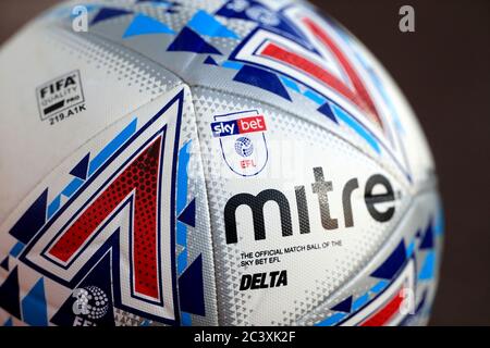 Le matchball delta de l'EFL pendant le match de la Ligue des deux de Sky Bet au stade Jonny-Rocks, Cheltenham. Banque D'Images