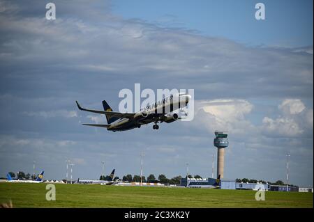 Vol Ryanair au départ de l'aéroport East Midlands. Banque D'Images