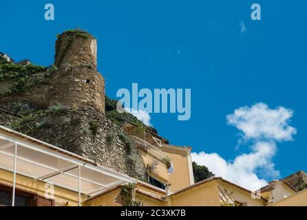 Maisons italiennes traditionnelles colorées, rues étroites et escarpées, village de Cliffside, Positano, côte amalfitaine, Italie Banque D'Images