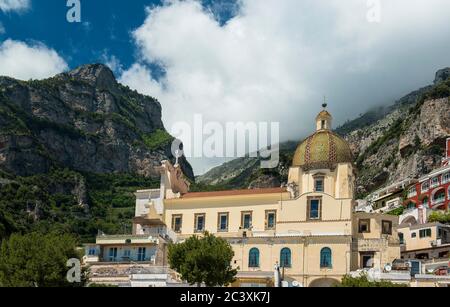 Maisons italiennes traditionnelles colorées, rues étroites et escarpées, village de Cliffside, Positano, côte amalfitaine, Italie Banque D'Images