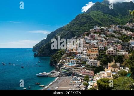 Maisons italiennes traditionnelles colorées, rues étroites et escarpées, village de Cliffside, Positano, côte amalfitaine, Italie Banque D'Images