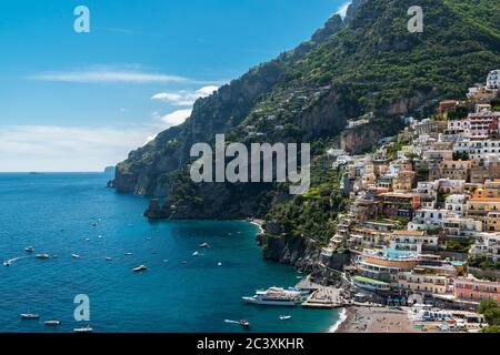 Maisons italiennes traditionnelles colorées, rues étroites et escarpées, village de Cliffside, Positano, côte amalfitaine, Italie Banque D'Images