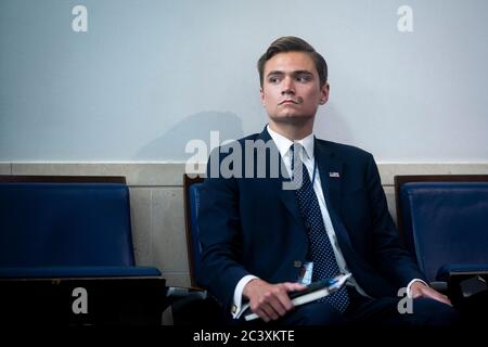 Chad Gilmartin, attaché de presse principal de la Maison Blanche, écoute lors d'une conférence de presse dans la salle de presse de James S. Brady à la Maison Blanche à Washington, DC, Etats-Unis, le lundi 22 juin 2020. Crédit : Al Drago/Pool via CNP | utilisation dans le monde entier Banque D'Images