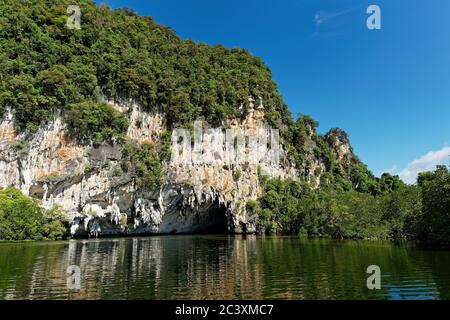 Thaïlande - Ao Phang-nga National Park, se compose d'une zone de la mer d'Andaman parsemée de nombreuses îles de calcaire karstique de la tour, plus connu c'est Khao Banque D'Images