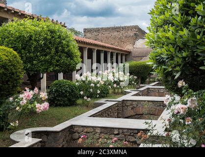 Jardin avec de grandes piscines entouré par une colonnade de la Villa di Giulia Felice, Pompéi, Italie Banque D'Images