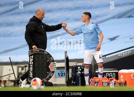 Phil Foden de Manchester City reçoit les contrôles, puisqu'il est remplacé lors du match de la première ligue au Etihad Stadium, Manchester. Banque D'Images