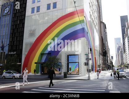 New York, États-Unis. 22 juin 2020. Des piétons marchent près du magasin Louis Vuitton sur la Cinquième Avenue lorsque la ville de New York entre dans la phase 2 d'un plan de réouverture en quatre parties après avoir été fermée pendant trois mois en raison de COVID-19 le lundi 22 juin 2020. La phase 2 ramène officiellement les restaurants, les bars, la vente au détail en magasin, entre autres choses. Photo de John Angelillo/UPI crédit: UPI/Alay Live News Banque D'Images