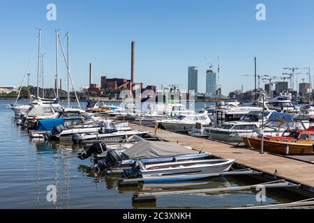 Petite marina de Tervasaari avec centrale électrique Hanasaari et bâtiments de Kalasatama en arrière-plan à Helsinki, en Finlande Banque D'Images