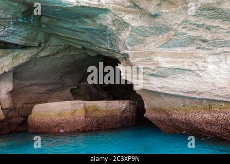 Océan Indien et la grotte sur l'île de Socotra, Yémen Banque D'Images