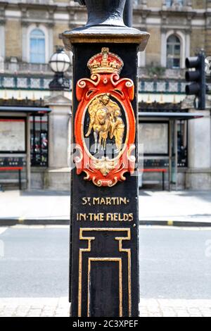 St Martin dans l'ornement de poteau de champs, St Martin montré comme un officier romain du quatrième siècle à cheval partageant son manteau avec un mendiant, Londres, Royaume-Uni Banque D'Images