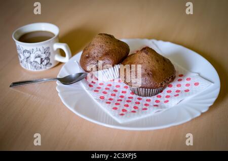 Muffins avec café sur une serviette à pois Banque D'Images