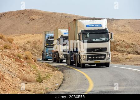 Des camions grimpent sur une route désertique Banque D'Images