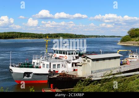 Vue panoramique sur la rivière avec ciel bleu et nuages, port en premier plan Banque D'Images