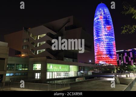 Barcelone, Espagne - 10 septembre 2014 : spectacle lumineux coloré sur la Torre Agbar et la Placa de les Glories dans le centre de Barcelone, Espagne. Torre Agbar était Banque D'Images