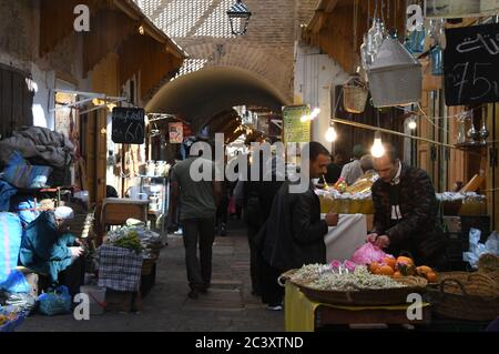 FES, Maroc. 27 février 2020. Le souk ou le marché de Fès, au Maroc. 27 février 2020. Crédit : Mark Hertzberg/ZUMA Wire/Alay Live News Banque D'Images