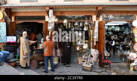 FES, Maroc. 27 février 2020. La place Seffarine est l'endroit où les fouets ou les cuivres travaillent dans le souk ou le marché de Fès, au Maroc. 27 février 2020. Crédit : Mark Hertzberg/ZUMA Wire/Alay Live News Banque D'Images