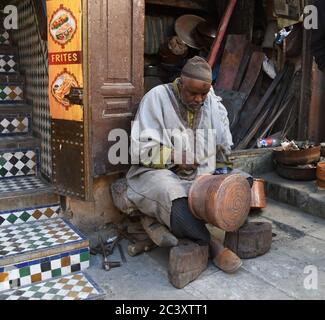 FES, Maroc. 27 février 2020. La place Seffarine est l'endroit où les fouets ou les cuivres travaillent dans le souk ou le marché de Fès, au Maroc. 27 février 2020. Crédit : Mark Hertzberg/ZUMA Wire/Alay Live News Banque D'Images