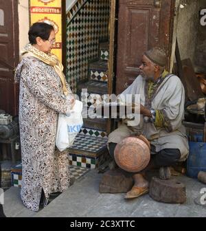 FES, Maroc. 27 février 2020. La place Seffarine est l'endroit où les fouets ou les cuivres travaillent dans le souk ou le marché de Fès, au Maroc. 27 février 2020. Crédit : Mark Hertzberg/ZUMA Wire/Alay Live News Banque D'Images