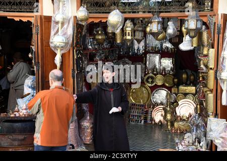 FES, Maroc. 27 février 2020. La place Seffarine est l'endroit où les fouets ou les cuivres travaillent dans le souk ou le marché de Fès, au Maroc. 27 février 2020. Crédit : Mark Hertzberg/ZUMA Wire/Alay Live News Banque D'Images