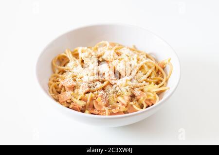Spaghetti carbonara classique dans un bol blanc préparé avec du bacon végétarien, du pecorino, de l'ail et des œufs - pâtes, cuisine italienne, cuisine de confort Banque D'Images